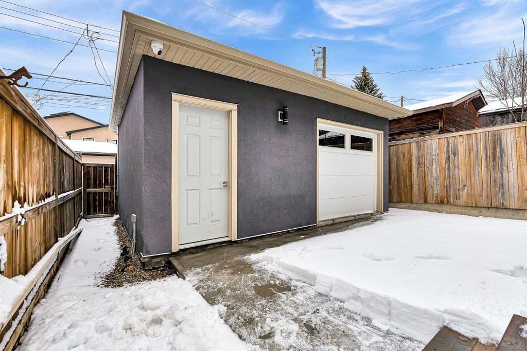 256 25 Avenue Ne, Calgary, AB - Outdoor With Exterior