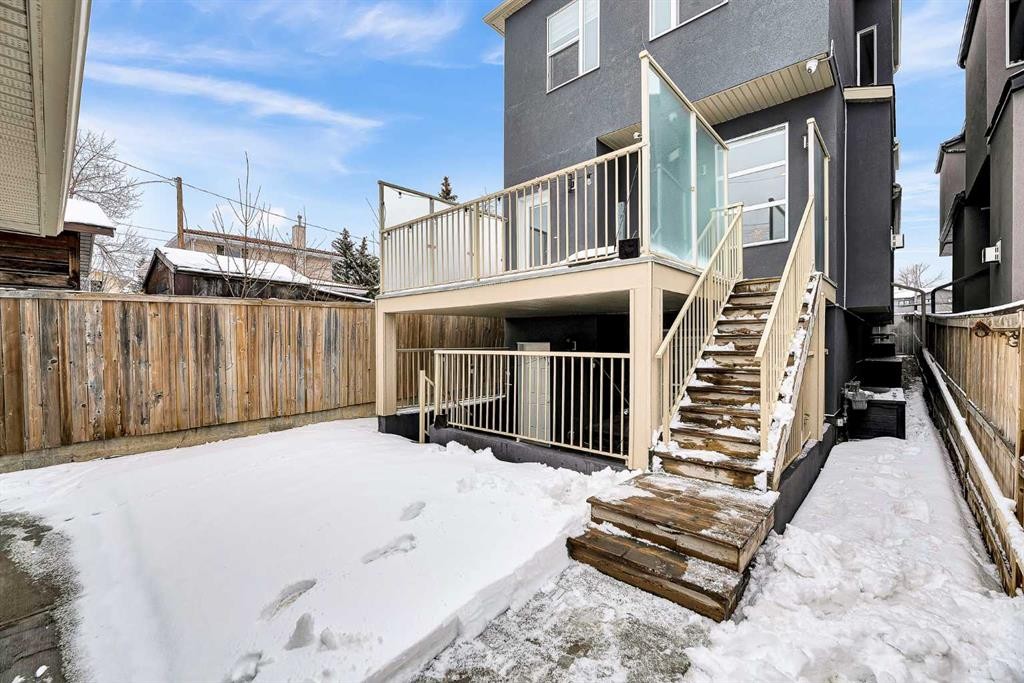 256 25 Avenue Ne, Calgary, AB - Outdoor