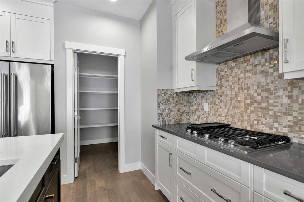 256 25 Avenue Ne, Calgary, AB - Indoor Photo Showing Kitchen With Upgraded Kitchen