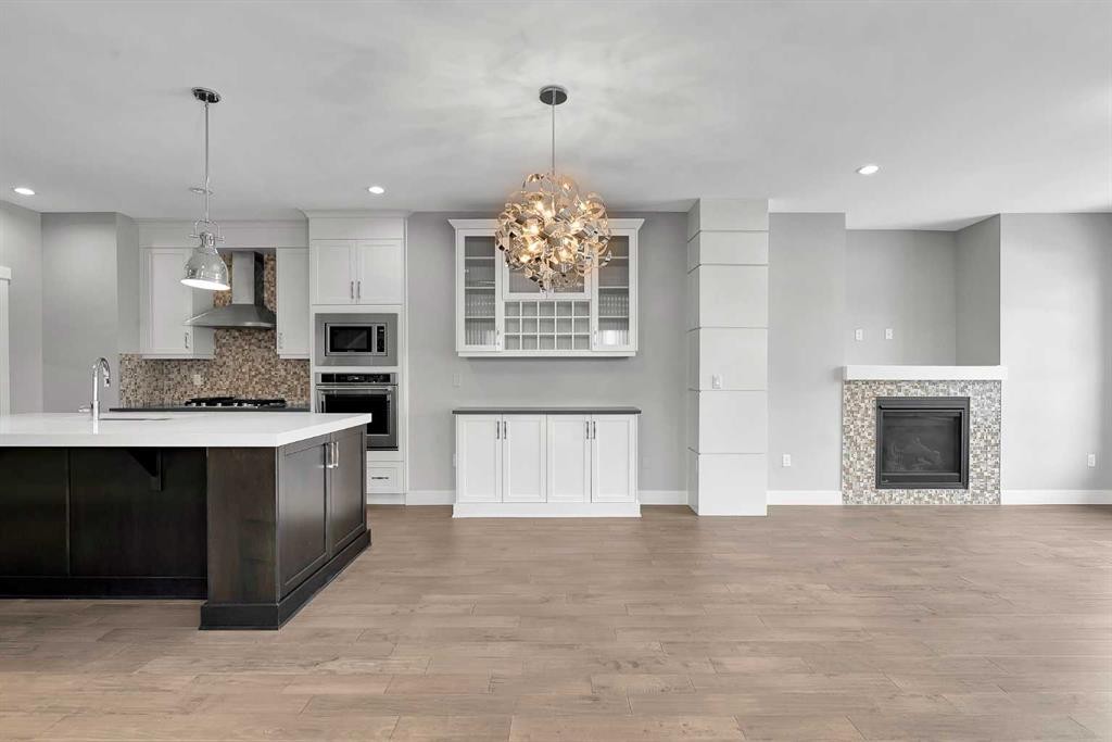 256 25 Avenue Ne, Calgary, AB - Indoor Photo Showing Kitchen With Upgraded Kitchen