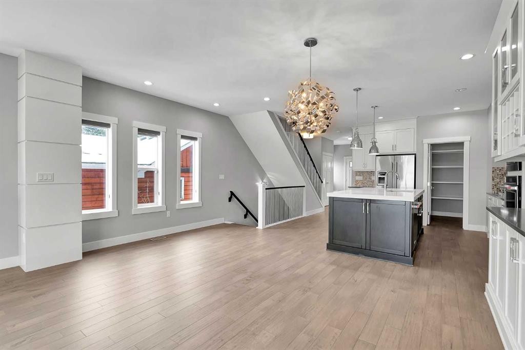 256 25 Avenue Ne, Calgary, AB - Indoor Photo Showing Kitchen With Upgraded Kitchen