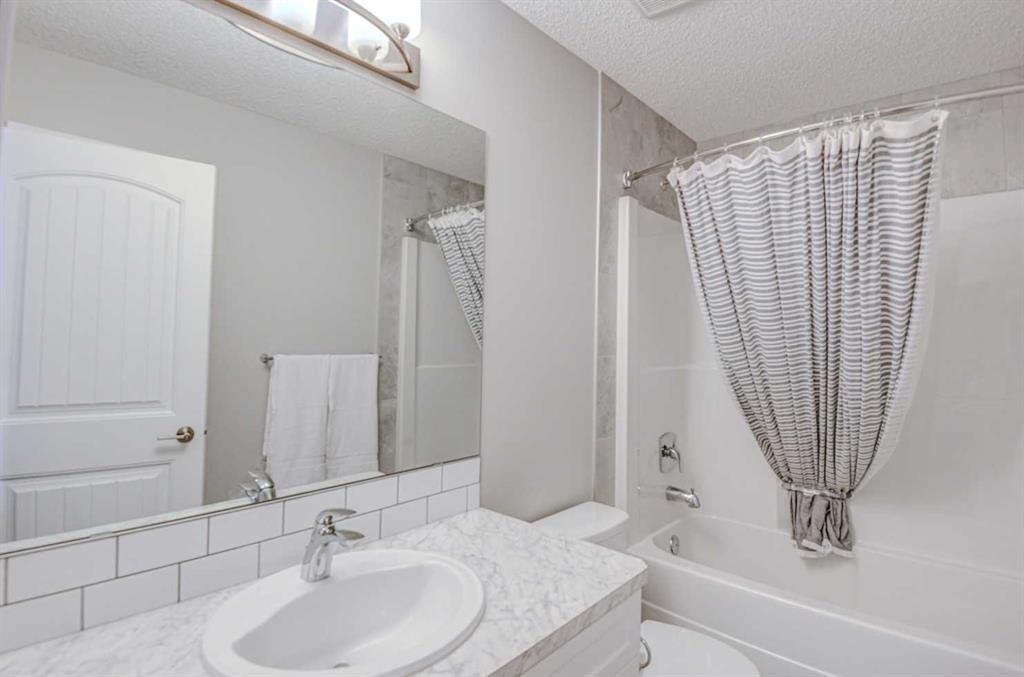 52 Masters Link Se, Calgary, AB - Indoor Photo Showing Bathroom