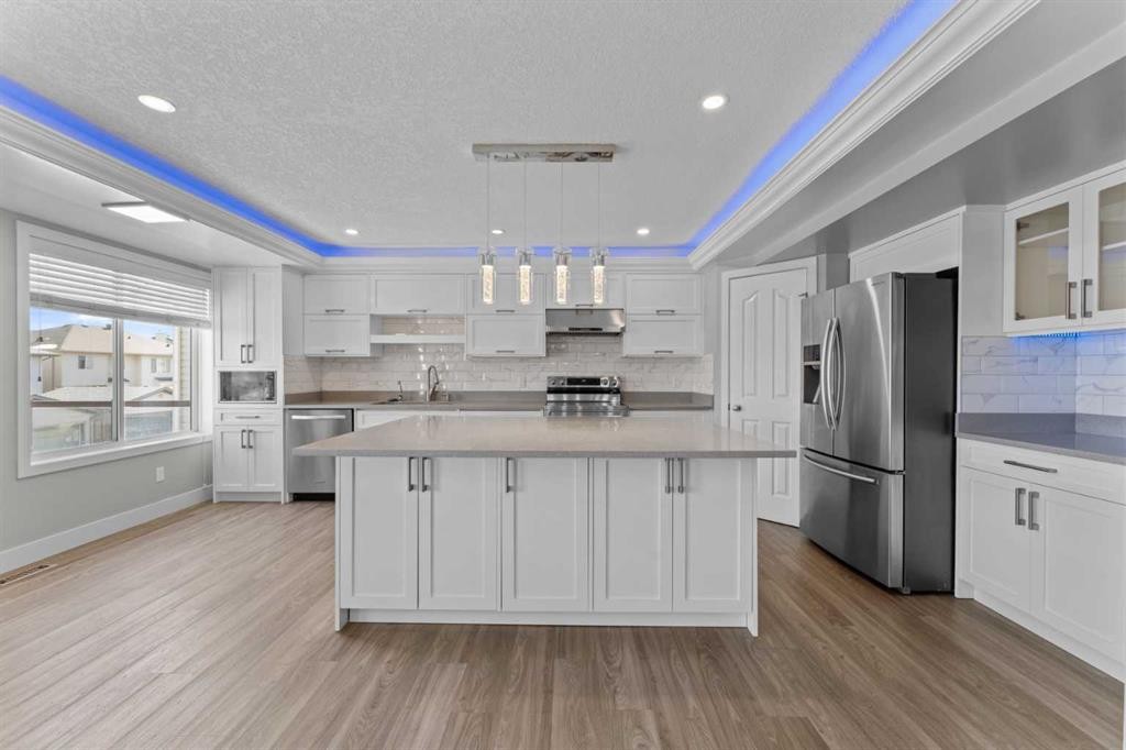 28 Panamount Lane Nw, Calgary, AB - Indoor Photo Showing Kitchen With Upgraded Kitchen