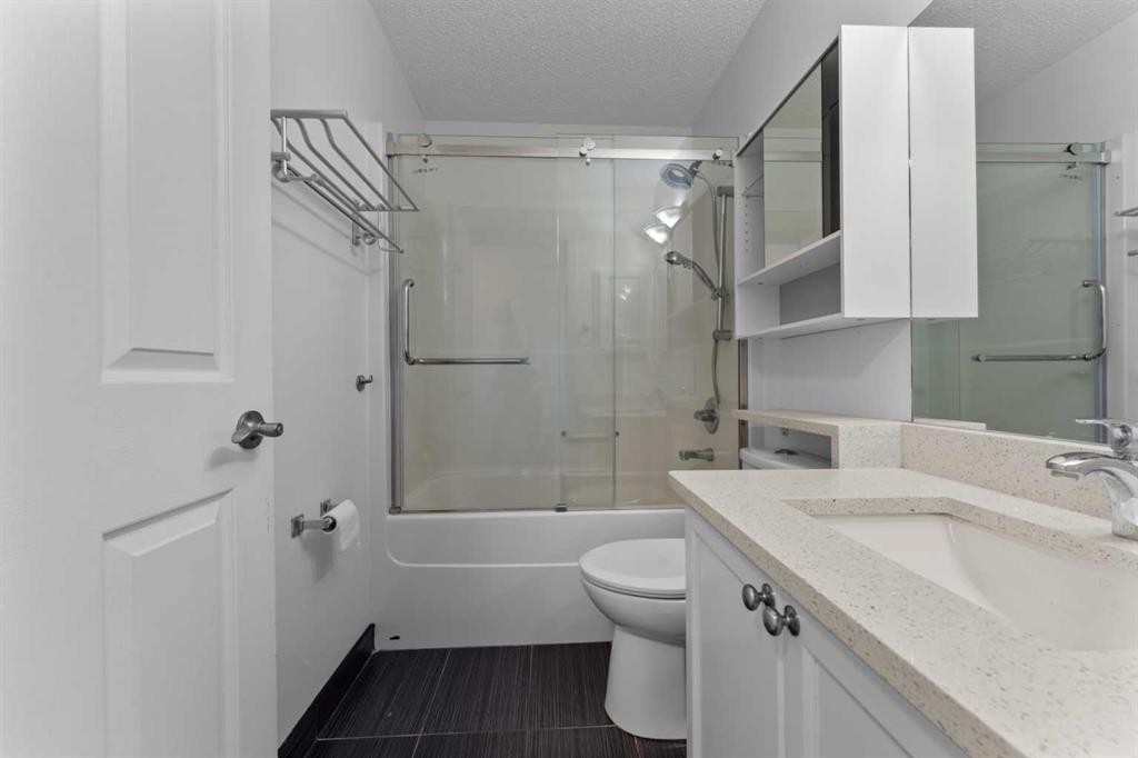 28 Panamount Lane Nw, Calgary, AB - Indoor Photo Showing Bathroom
