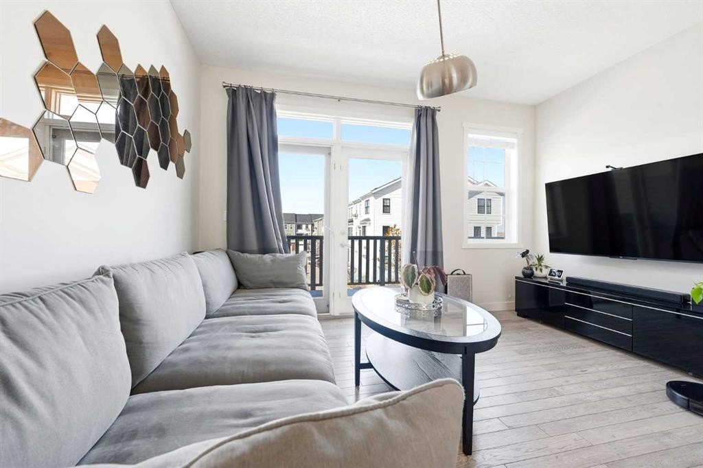 14 Nolan Hill Gate Nw, Calgary, AB - Indoor Photo Showing Living Room