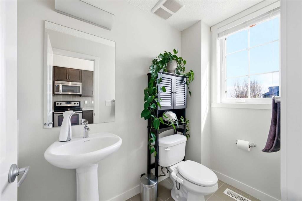 14 Nolan Hill Gate Nw, Calgary, AB - Indoor Photo Showing Bathroom