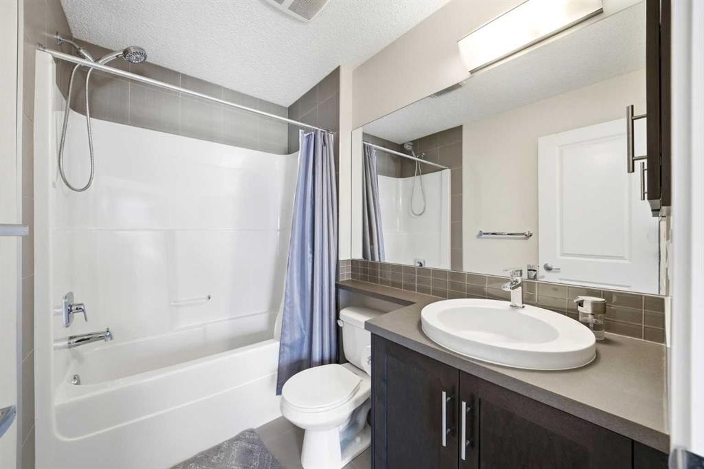14 Nolan Hill Gate Nw, Calgary, AB - Indoor Photo Showing Bathroom