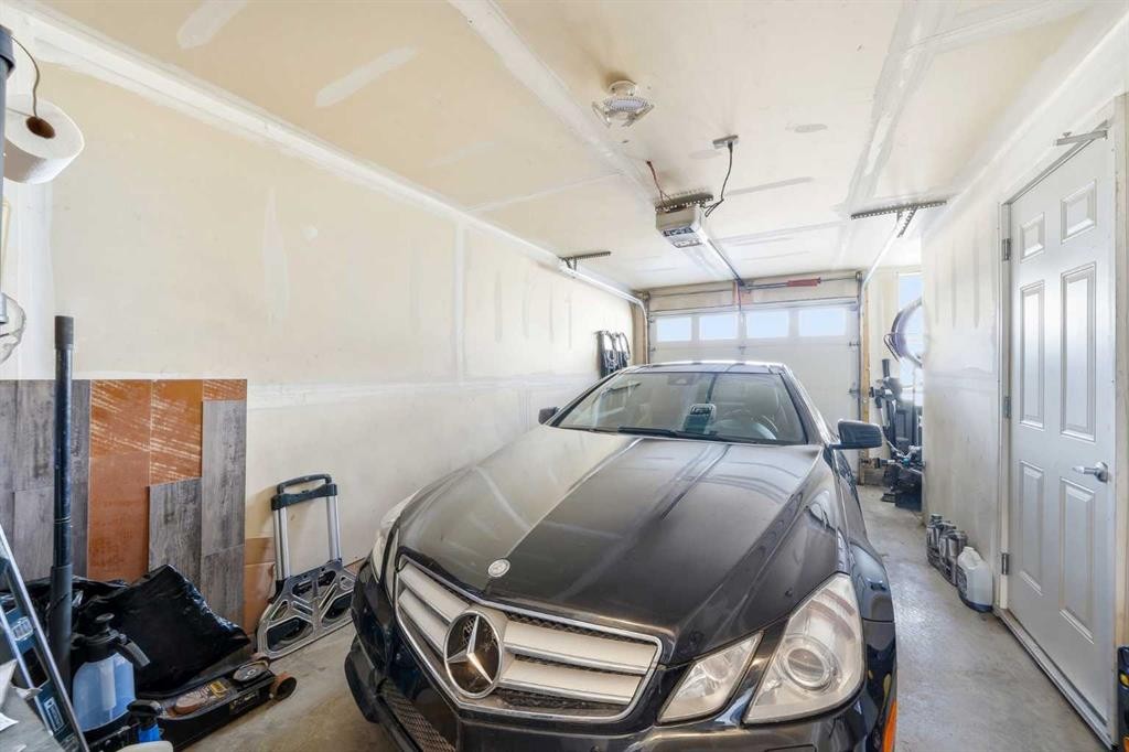 14 Nolan Hill Gate Nw, Calgary, AB - Indoor Photo Showing Garage