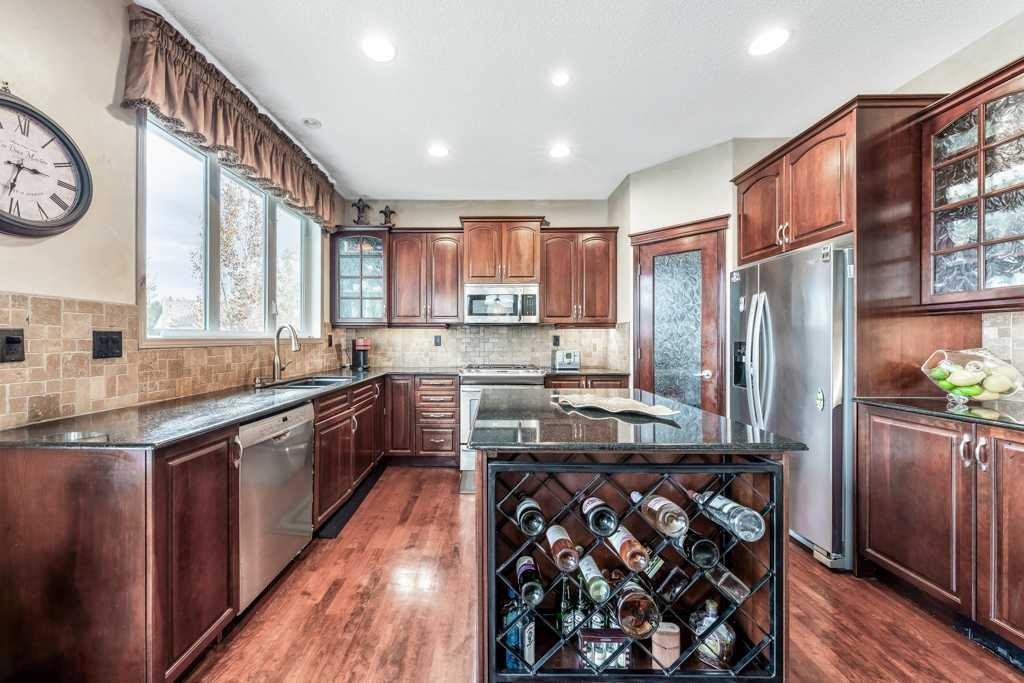 40 Cougar Ridge Heights Sw, Calgary, AB - Indoor Photo Showing Kitchen With Stainless Steel Kitchen
