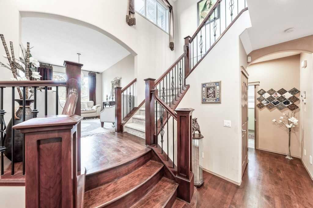 40 Cougar Ridge Heights Sw, Calgary, AB - Indoor Photo Showing Other Room