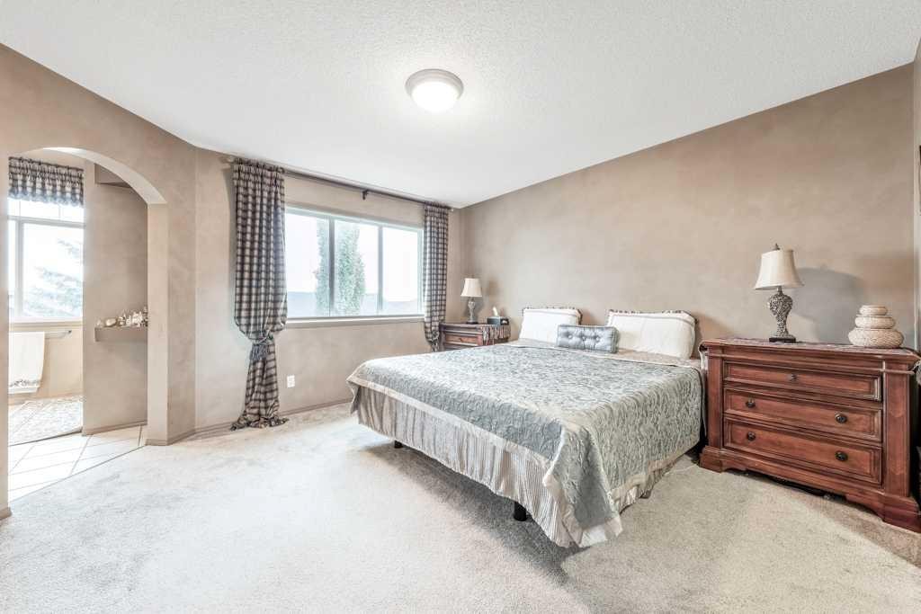 40 Cougar Ridge Heights Sw, Calgary, AB - Indoor Photo Showing Bedroom