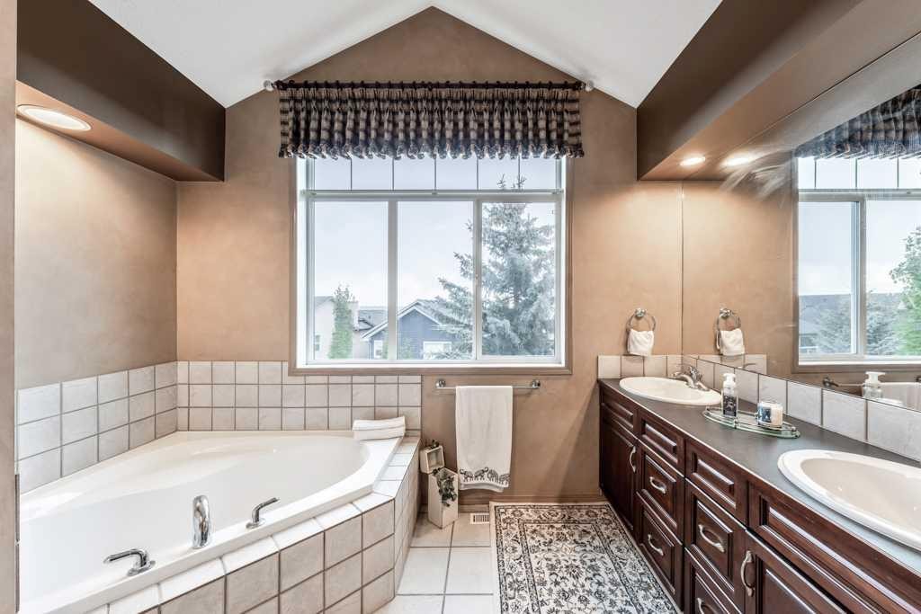 40 Cougar Ridge Heights Sw, Calgary, AB - Indoor Photo Showing Bathroom