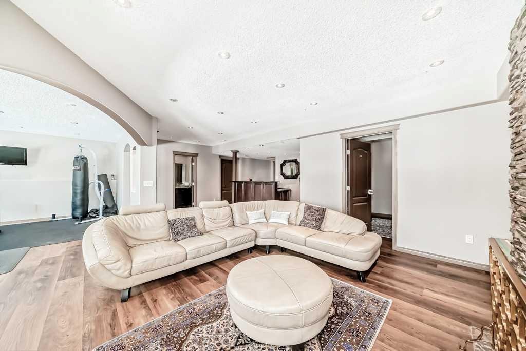 40 Cougar Ridge Heights Sw, Calgary, AB - Indoor Photo Showing Living Room
