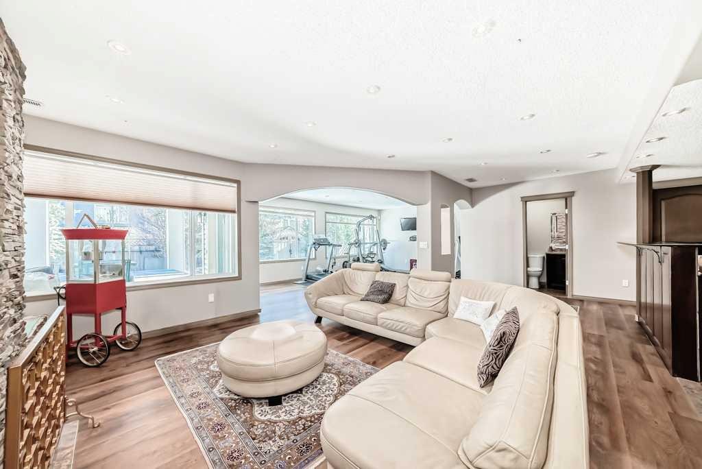 40 Cougar Ridge Heights Sw, Calgary, AB - Indoor Photo Showing Living Room