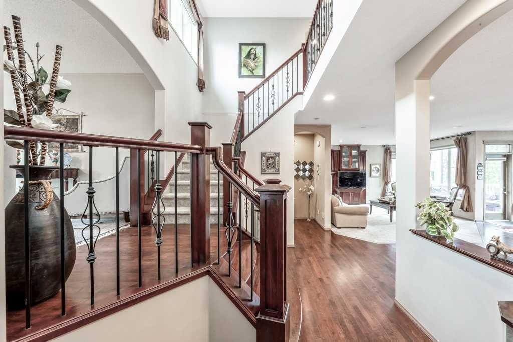 40 Cougar Ridge Heights Sw, Calgary, AB - Indoor Photo Showing Other Room