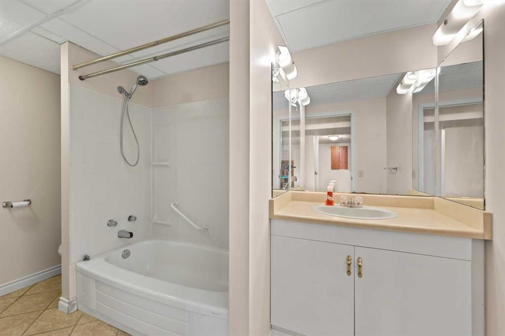 436 Ranchridge Bay Nw, Calgary, AB - Indoor Photo Showing Bathroom