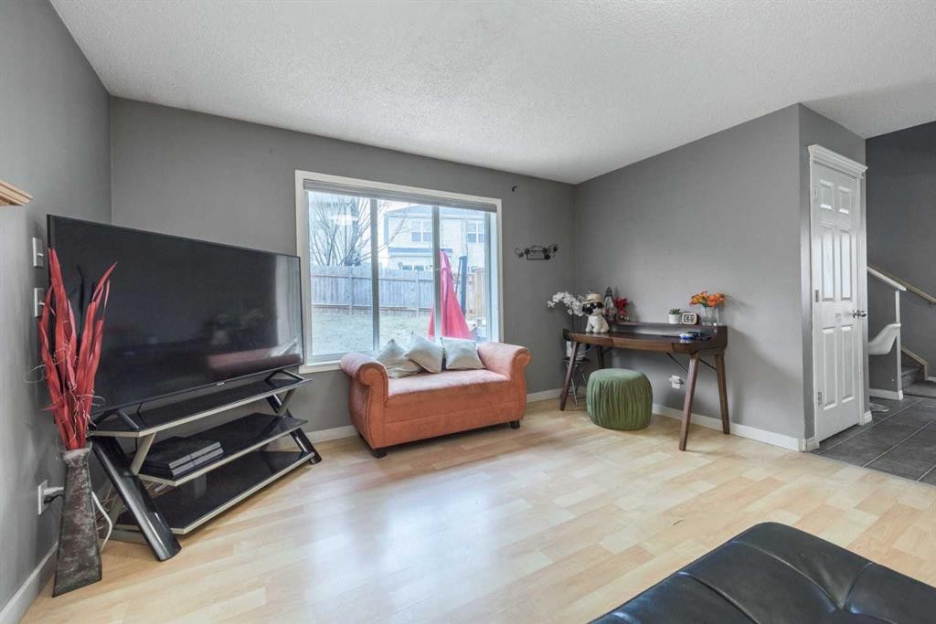 56 Evansbrooke Landing, Calgary, AB - Indoor Photo Showing Living Room