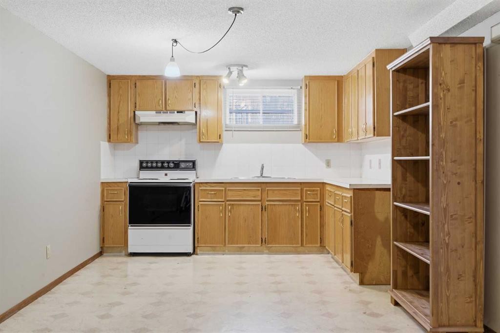 2048 38 Avenue Sw, Calgary, AB - Indoor Photo Showing Kitchen