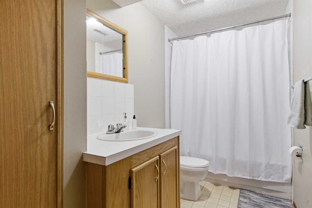 2048 38 Avenue Sw, Calgary, AB - Indoor Photo Showing Bathroom