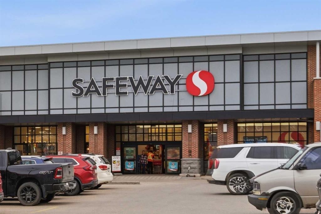 2048 38 Avenue Sw, Calgary, AB - Photo Showing Garage