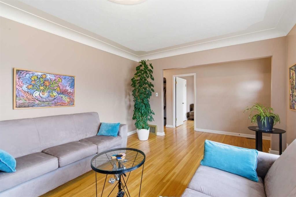 2048 38 Avenue Sw, Calgary, AB - Indoor Photo Showing Living Room