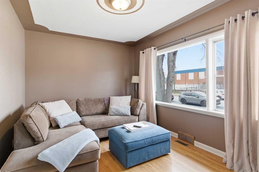 2048 38 Avenue Sw, Calgary, AB - Indoor Photo Showing Living Room
