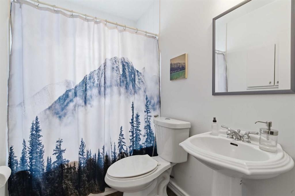 2048 38 Avenue Sw, Calgary, AB - Indoor Photo Showing Bathroom