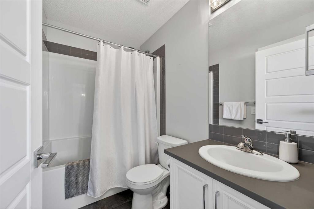 29 Skyview Parade Ne, Calgary, AB - Indoor Photo Showing Bathroom