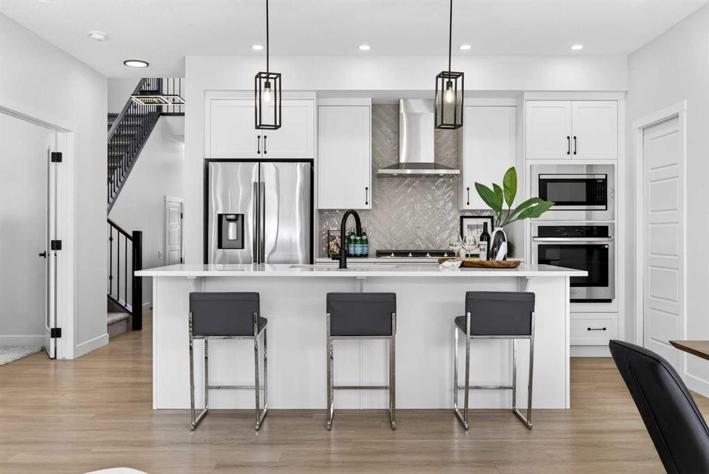 997 Alpine Drive Sw, Calgary, AB - Indoor Photo Showing Kitchen With Upgraded Kitchen