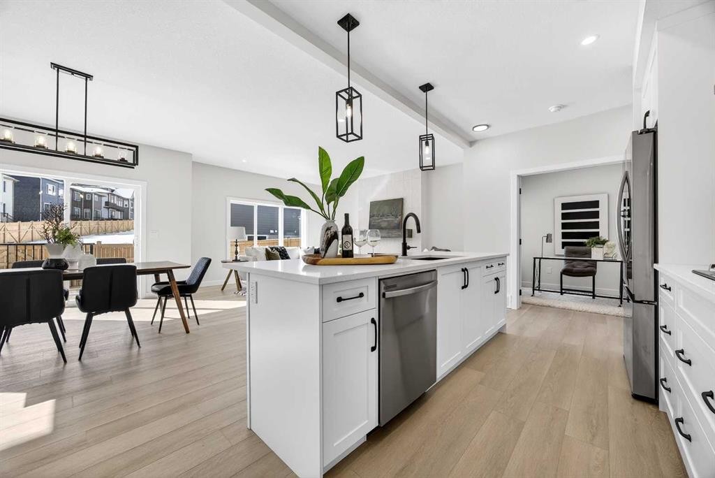 997 Alpine Drive Sw, Calgary, AB - Indoor Photo Showing Kitchen With Upgraded Kitchen