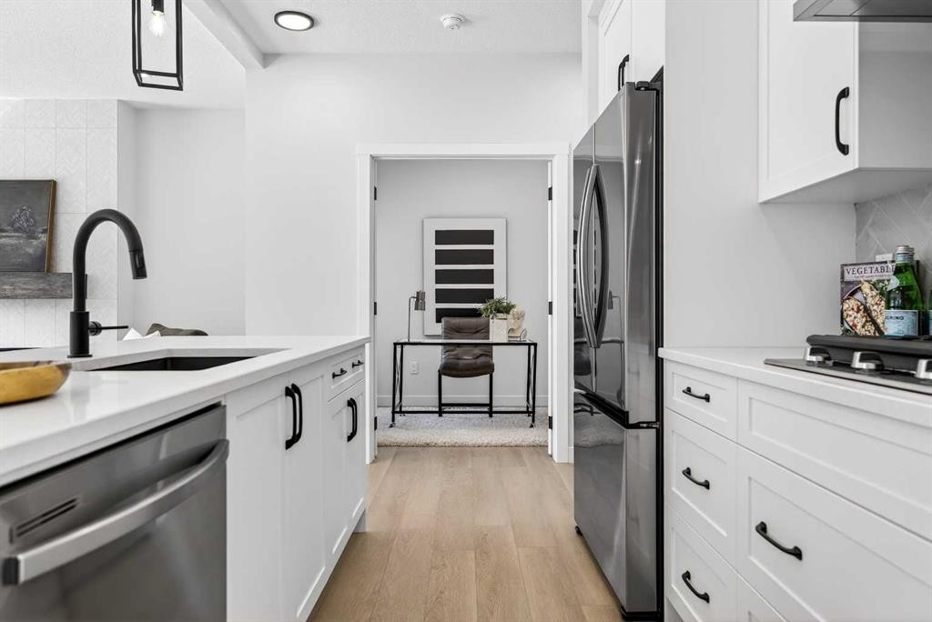 997 Alpine Drive Sw, Calgary, AB - Indoor Photo Showing Kitchen With Upgraded Kitchen