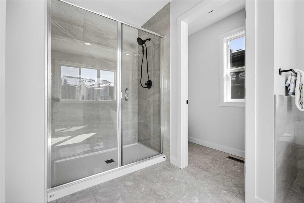997 Alpine Drive Sw, Calgary, AB - Indoor Photo Showing Bathroom