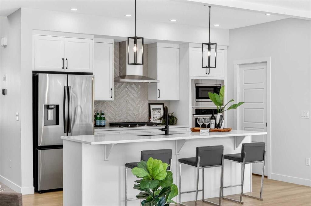997 Alpine Drive Sw, Calgary, AB - Indoor Photo Showing Kitchen With Upgraded Kitchen