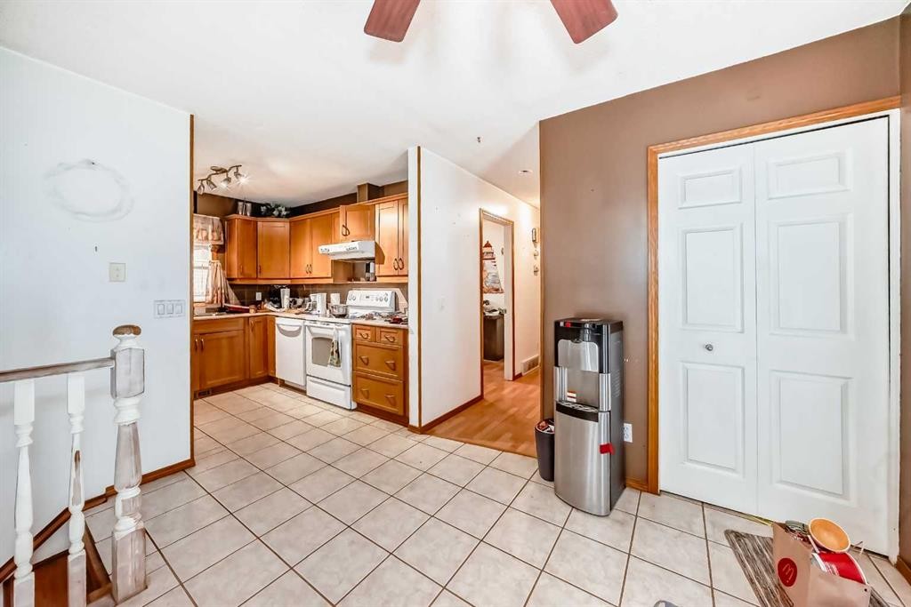 243 Erin Meadow Close, Calgary, AB - Indoor Photo Showing Kitchen