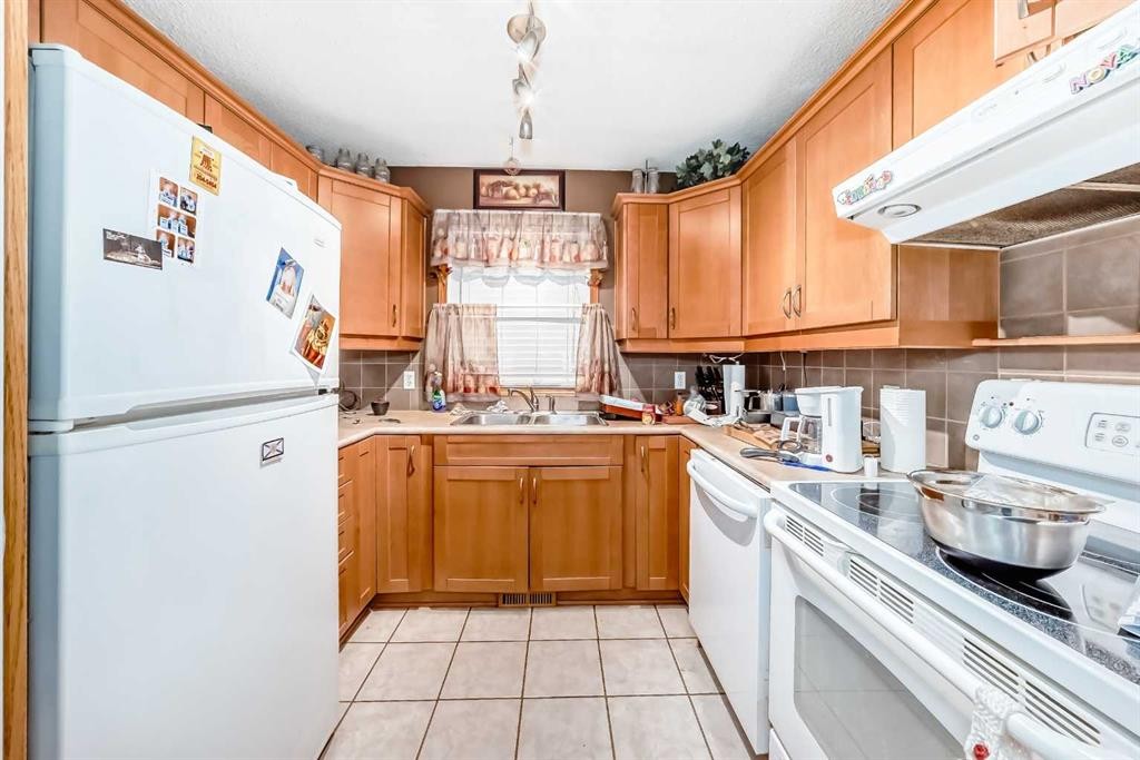 243 Erin Meadow Close, Calgary, AB - Indoor Photo Showing Kitchen With Double Sink