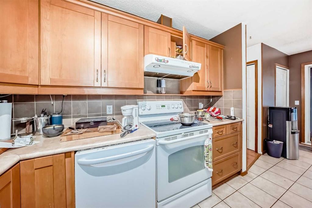 243 Erin Meadow Close, Calgary, AB - Indoor Photo Showing Kitchen