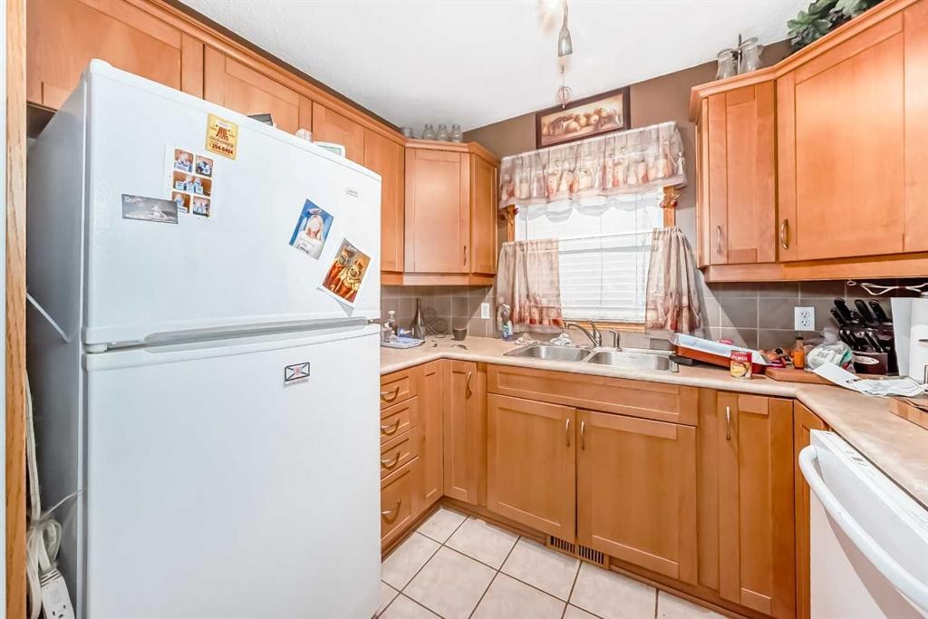 243 Erin Meadow Close, Calgary, AB - Indoor Photo Showing Kitchen With Double Sink
