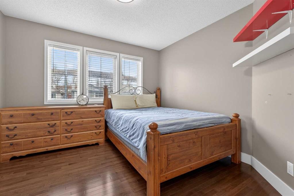 111 Valley Ponds Crescent Nw, Calgary, AB - Indoor Photo Showing Bedroom