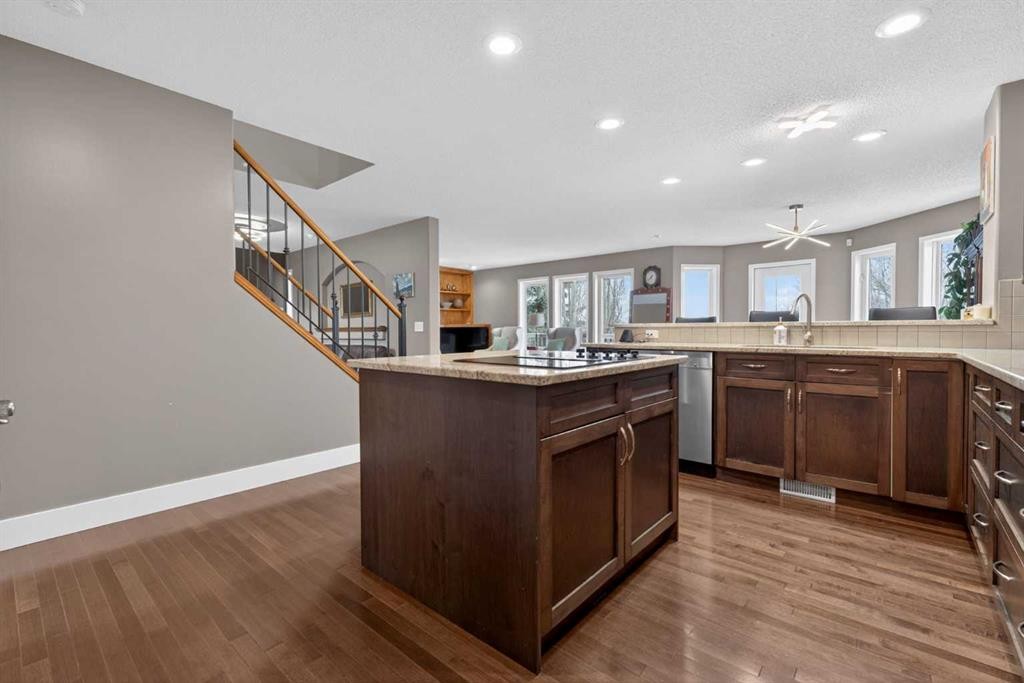 111 Valley Ponds Crescent Nw, Calgary, AB - Indoor Photo Showing Kitchen