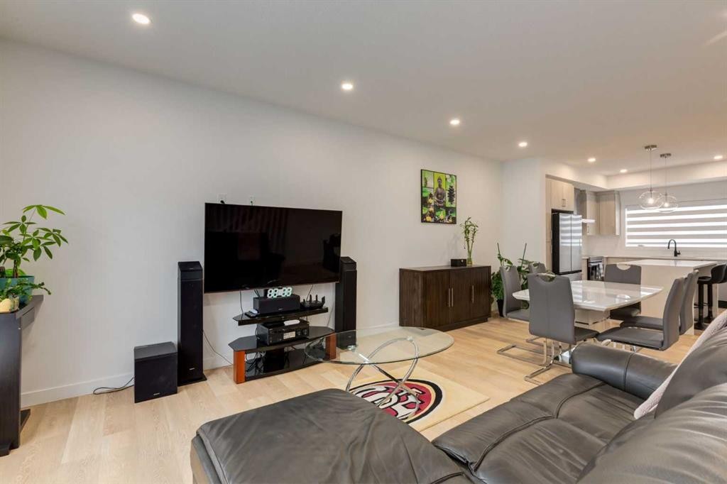 94-903 Mahogany Boulevard Se, Calgary, AB - Indoor Photo Showing Living Room