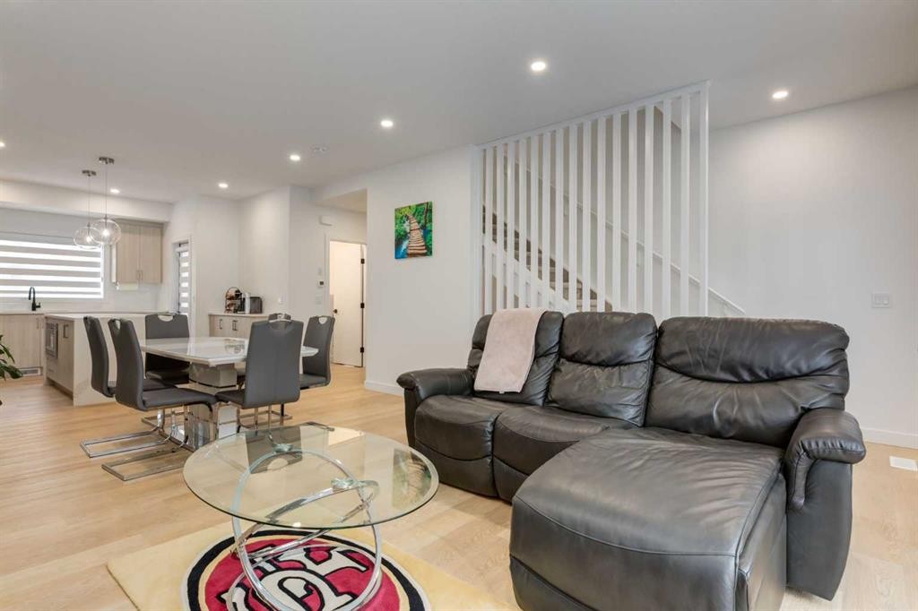 94-903 Mahogany Boulevard Se, Calgary, AB - Indoor Photo Showing Living Room