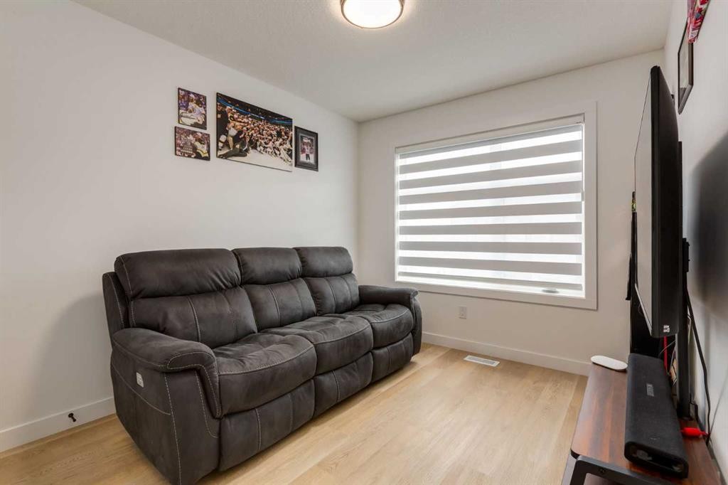 94-903 Mahogany Boulevard Se, Calgary, AB - Indoor Photo Showing Living Room