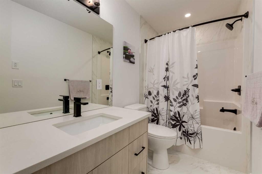 94-903 Mahogany Boulevard Se, Calgary, AB - Indoor Photo Showing Bathroom