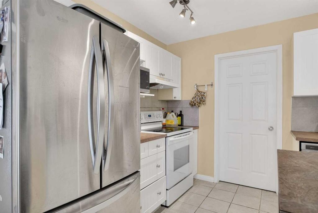 34 Simcoe Place Sw, Calgary, AB - Indoor Photo Showing Kitchen