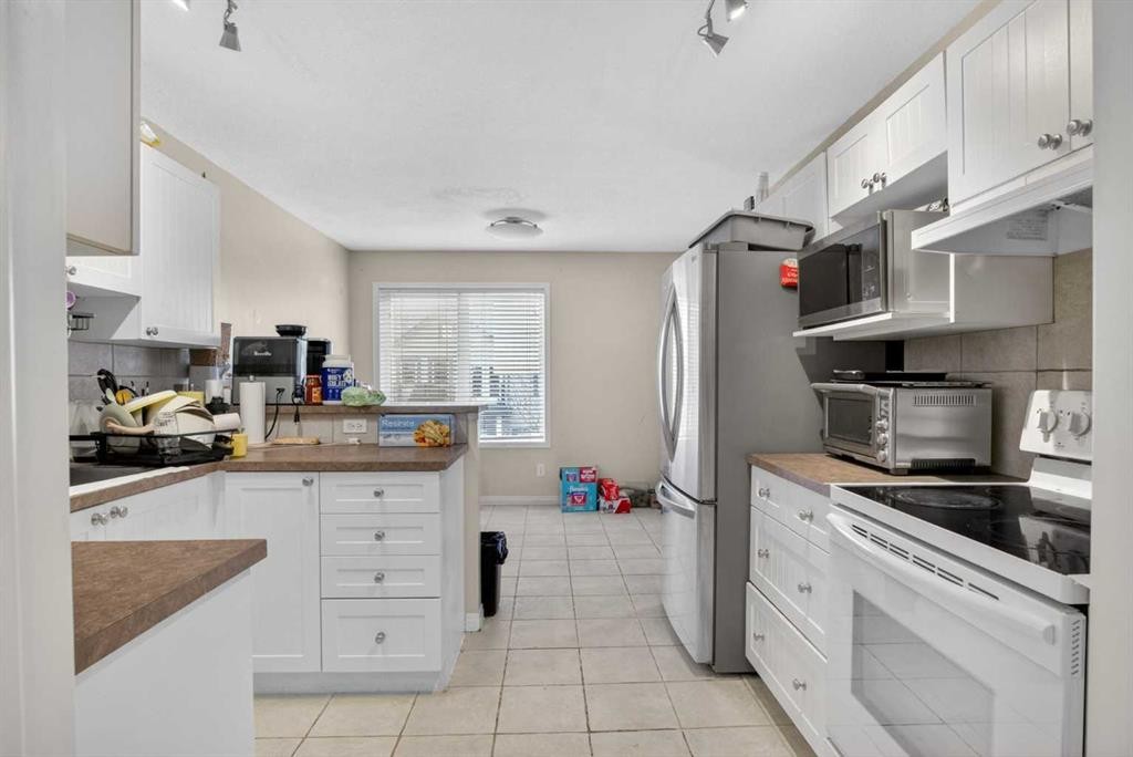 34 Simcoe Place Sw, Calgary, AB - Indoor Photo Showing Kitchen