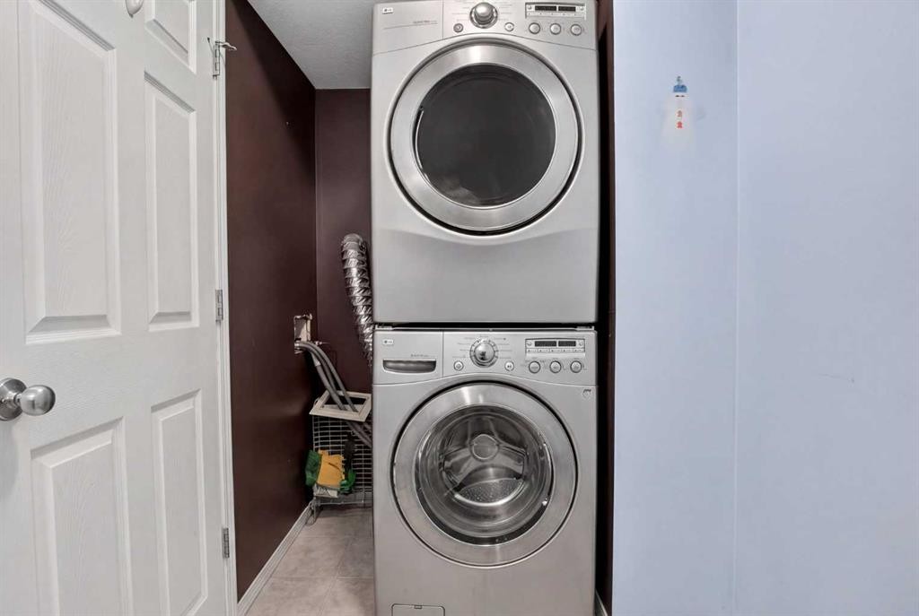 34 Simcoe Place Sw, Calgary, AB - Indoor Photo Showing Laundry Room