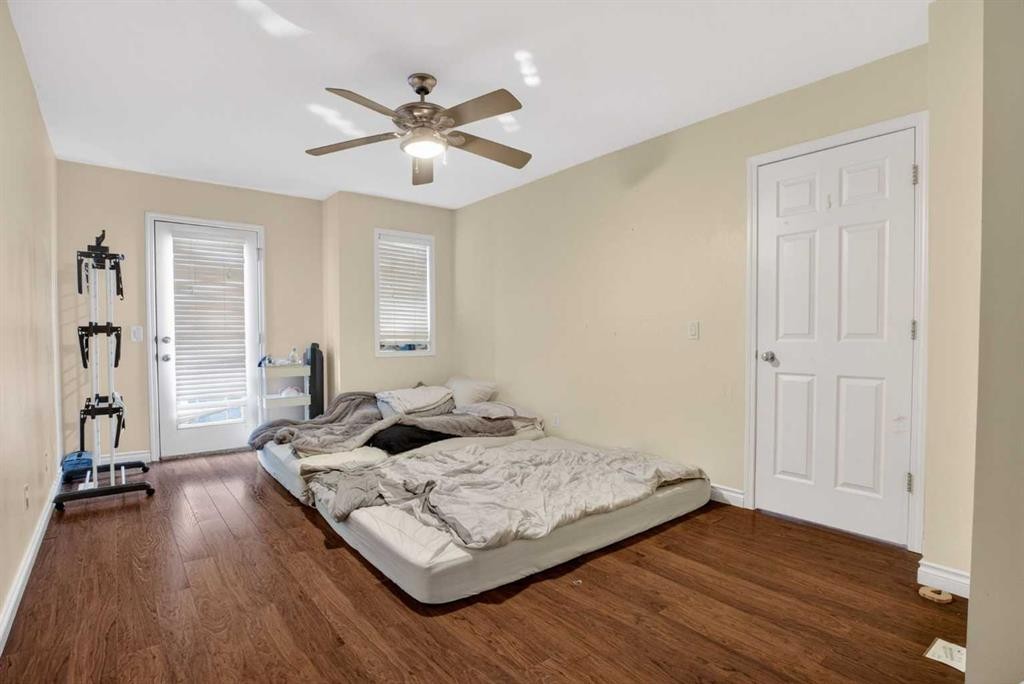 34 Simcoe Place Sw, Calgary, AB - Indoor Photo Showing Bedroom