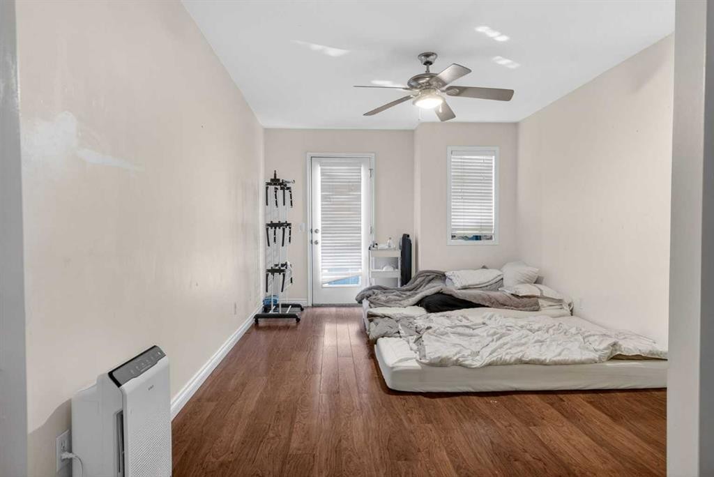 34 Simcoe Place Sw, Calgary, AB - Indoor Photo Showing Bedroom