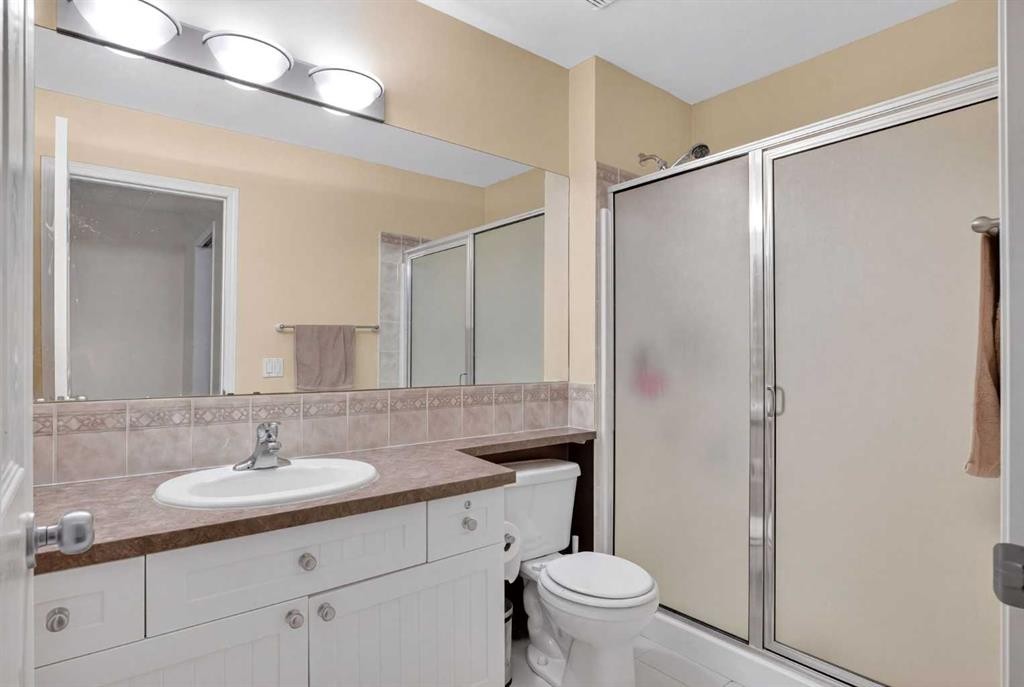 34 Simcoe Place Sw, Calgary, AB - Indoor Photo Showing Bathroom