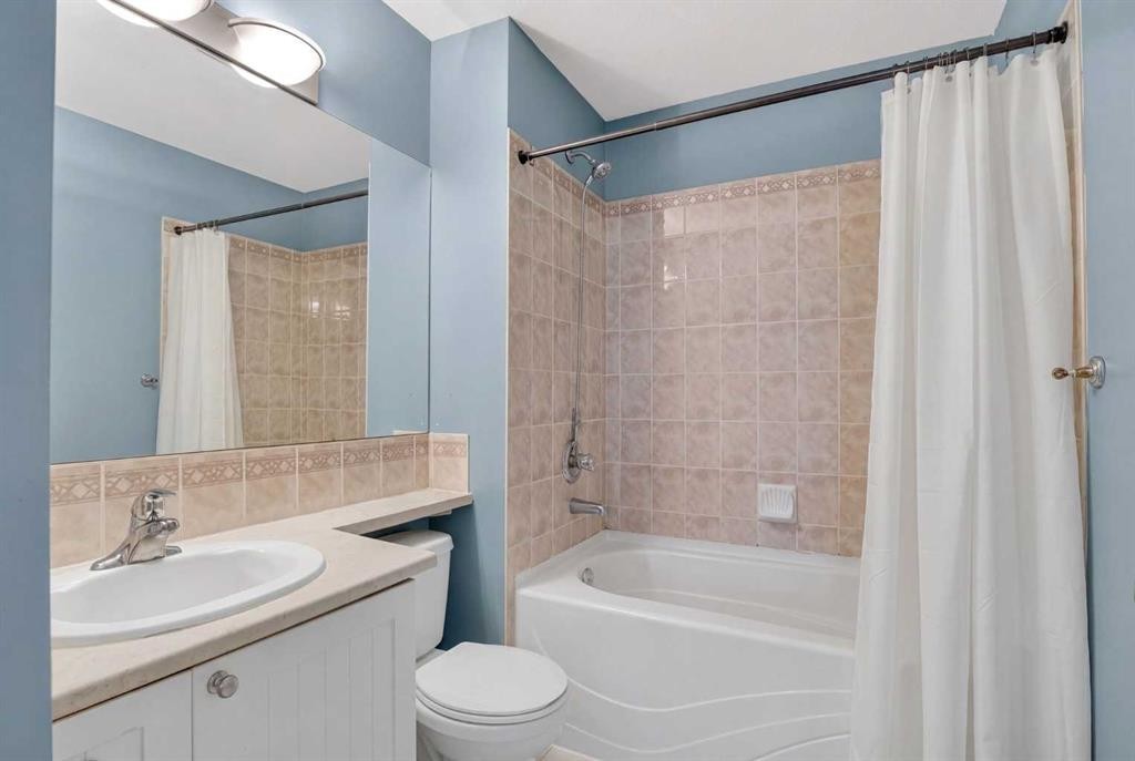 34 Simcoe Place Sw, Calgary, AB - Indoor Photo Showing Bathroom
